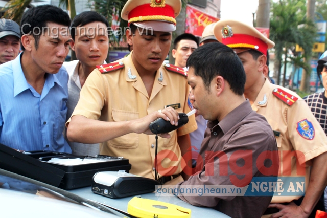 CSGT Công an TP Vinh kiểm tra nồng độ cồn lái xe gây tai nạn sau khi uống rượu, bia