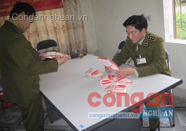 Đội Quản lý thị trường số 7 tịch thu mì chính giả mạo nhãn hiệu Miwon từ các chủ kinh doanh