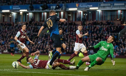 Man City xa dần hy vọng bảo vệ ngai vàng Premier League sau thất bại đầy tủi hổ