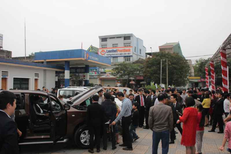 Rất đông khách hàng tìm hiểu dòng xe này