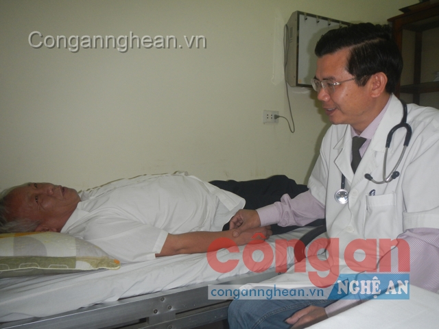 Bác sĩ Bệnh viện Công an tỉnh khám sức khỏe cho bệnh nhân