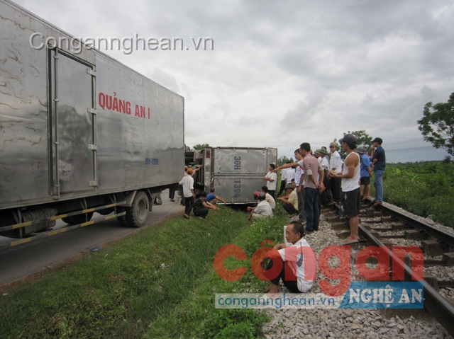 Một vụ xe ôtô đổ nghiêng trên đường sắt