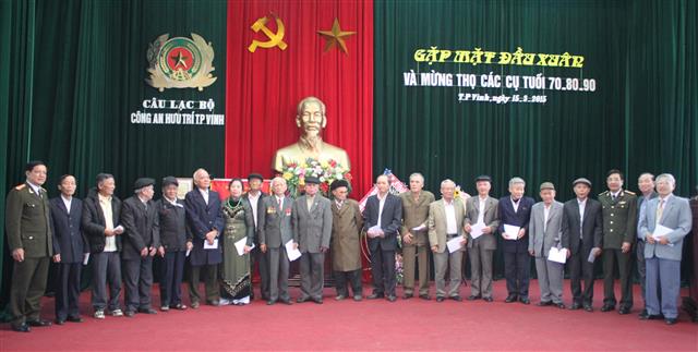 Lãnh đạo Công an tỉnh và Công an TP Vinh tặng quà mừng thọ các cụ tuổi 70, 80, 90