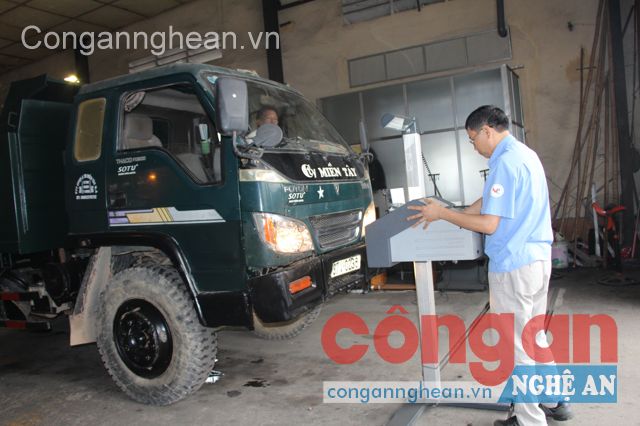 Đăng kiểm viên đang kiểm tra các thông số kỹ thuật của xe