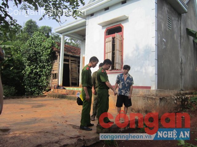 Cán bộ Công an huyện tiếp xúc với nhân dân tại cơ sở để giải quyết công việc
