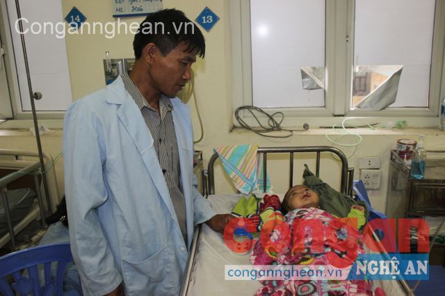 Bố con anh Hợp đang rất cần sự giúp đỡ                                          của những tấm lòng hảo tâm để vượt qua khó khăn