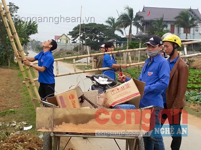 Đoàn Thanh niên xã Quỳnh Liên (Quỳnh Lưu) đang tích cực hoàn thành những công đoạn cuối của công trình “Thắp sáng đường quê”