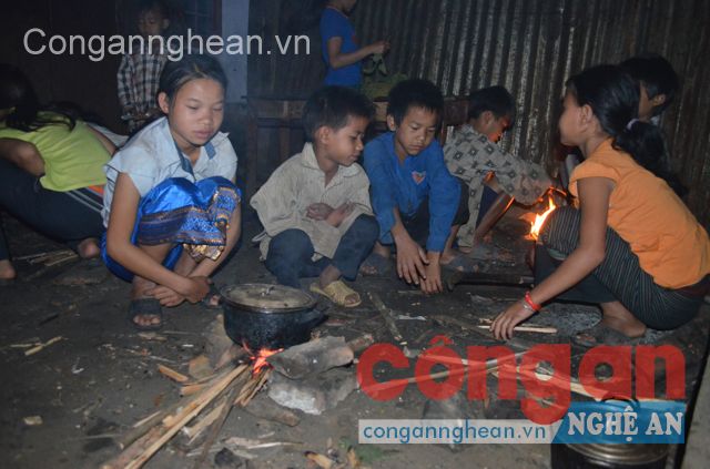 Học sinh ở khu vực đặc biệt khó khăn rất cần sự hỗ trợ về cơ sở vật chất, lương thực để đảm bảo việc học tập