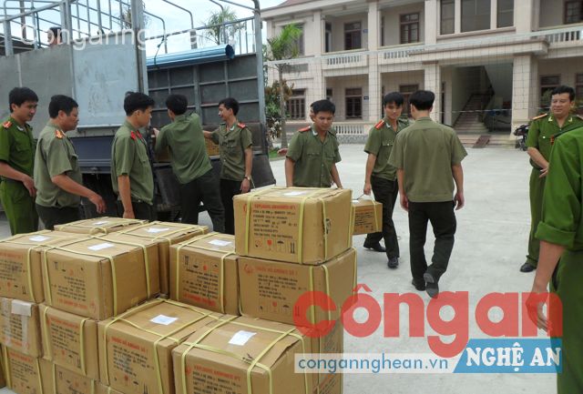 Cơ quan ANĐT thu giữ tang vật trong vụ án mua bán trái phép VLN (ảnh do cơ quan ANĐT cung cấp)