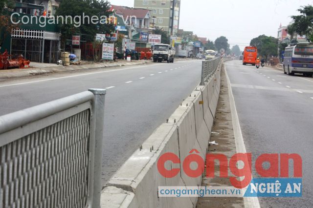 Một số tấm lưới bị tháo dỡ, lấy đi để làm lối đi ngang dân sinh