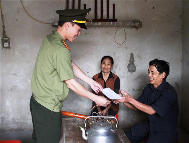 Trao quà cho gia đình ông Nguyễn Văn Nhân, xã Hưng Yên Nam
