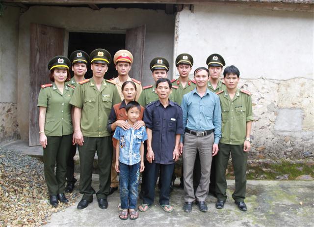 Trao quà cho gia đình ông Hoàng Kim Ngọc, xã Hưng Yên Bắc