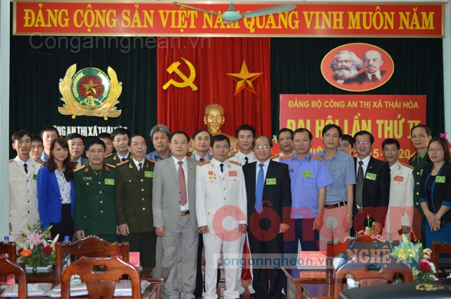 Các đại biểu chụp ảnh lưu niệm với Ban chấp hành Đảng bộ CATX Thái Hòa nhiệm kỳ mới