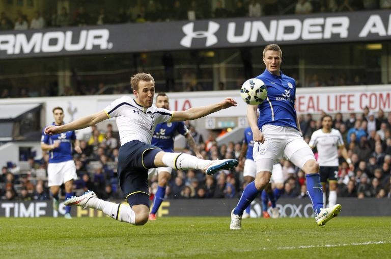 Tiền đạo Harry Kane của Tottenham Hotspur tung cú sút trong trận đấu vòng 30 giải bóng đá Ngoại hạng Anh League giữa Tottenham Hotspur và Leicester City tại sân White Hart Lane, Thủ đô London
