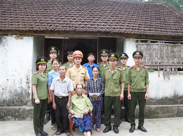 Trao quà cho gia đình ông Hoàng Kim Ngọc, xã Hưng Yên Bắc