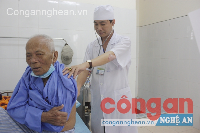 Bác sĩ Bệnh viện Lao và Bệnh phổi Nghệ An khám bệnh cho bệnh nhân