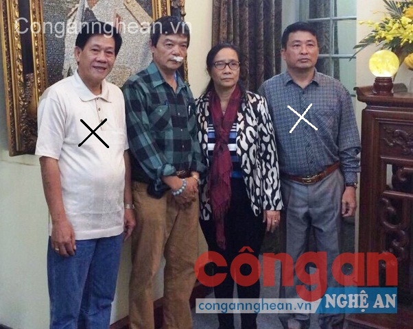 Đối tượng Trần Văn Nhứt (ngoài cùng bên trái) và Nguyễn Thiên Hưởng (ngoài cùng bên phải)