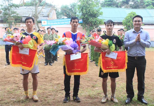 Trao giải cho cầu thủ xuất sắc nhất, vua phá lưới và thủ môn xuất sắc nhất