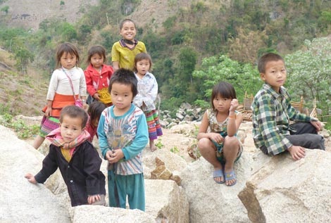 Nhiều đứa trẻ thiếu bàn tay người mẹ chăm sóc.