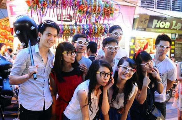 Vẫn còn những khoảng trống trong văn hóa ứng xử nơi công cộng của một bộ phận giới trẻ hiện nay - Ảnh minh họa