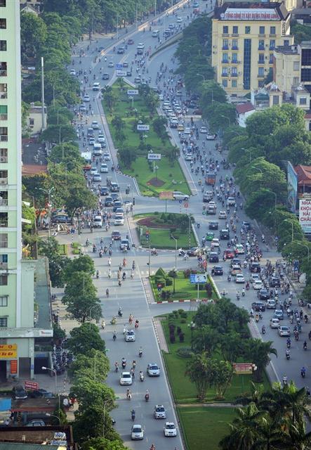 tại đoạn cầu vượt giao cắt với đường Láng cho tới ngã ba phố Chùa Láng trước lúc đây