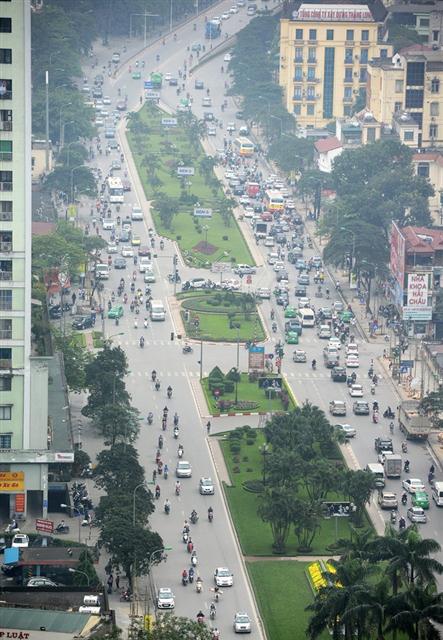 Tại đoạn cầu vượt giao cắt với đường Láng cho tới ngã ba phố Chùa Láng sau khi chặt cây