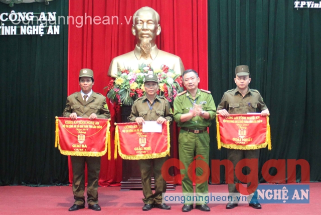 Ban tổ chức trao giải cho các đội thi 