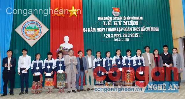 Quỹ “Thắp sáng ước mơ” trao quà lần thứ 4 cho các học sinh vượt khó học giỏi tại Trường THPT DTNT Nghệ An