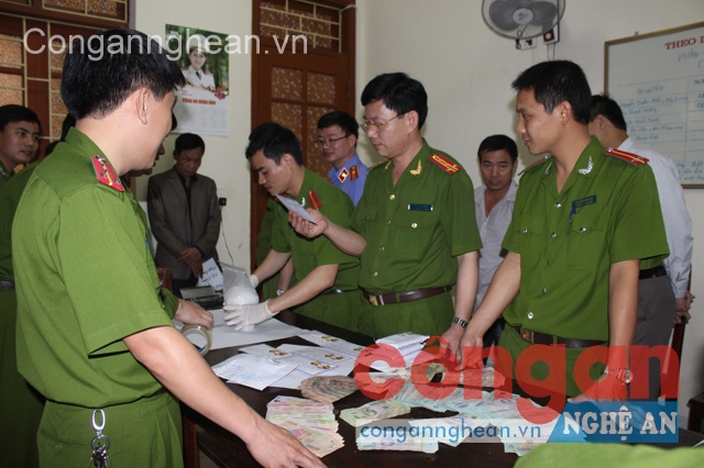 Cơ quan chức năng tiến hành giám định tang vật vụ án