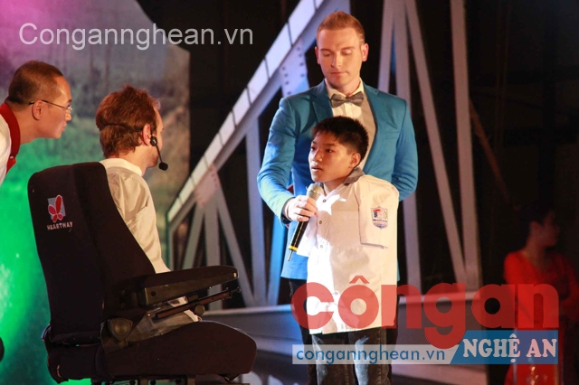 Nick Vujicic, người truyền nghị lực sống cho người cùng cảnh ngộ tại buổi giao lưu với người dân xứ Nghệ vào chiều 24/3 vừa qua
