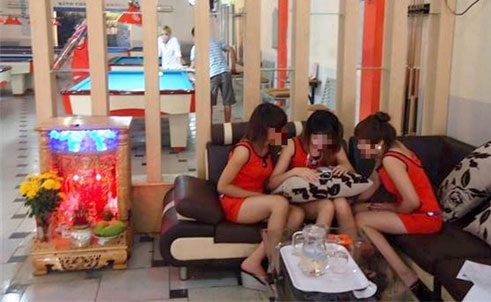 Đồng phục trong các câu lạc bộ bida đều ngắn và hở 