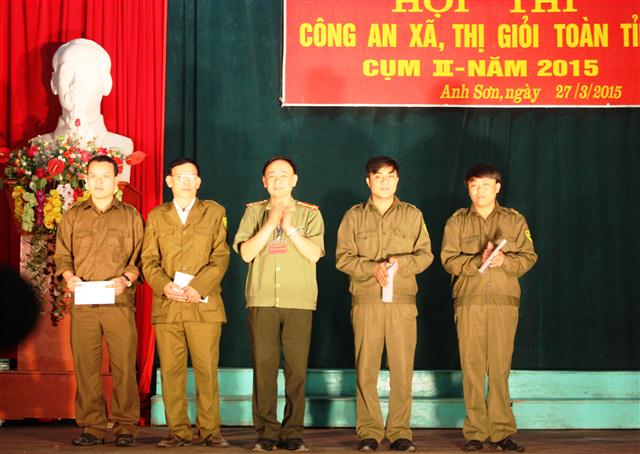 Trao giấy cho các đội thi