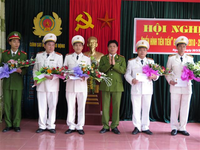 Khen thưởng cho các tập thể, cá nhân đã có thành tích xuất sắc trong phong trào thi đua vì ANTQ giai đoạn 2010 – 2015