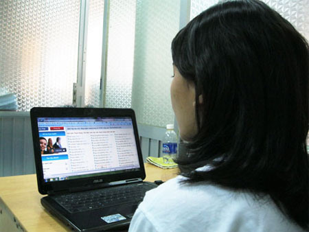 Người dân nên cẩn trọng khi nhờ xin việc qua mạng. Ảnh minh họa