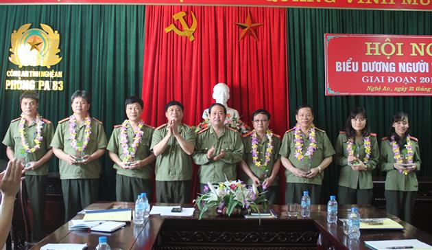 Đại tá Nguyễn Tiến Dần biểu dương nhưng đồng chí có thành tích xuất sắc