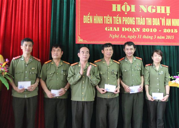Trao thưởng cho 1 tập thể và 5 cá nhân có thành tích xuất sắc trong phong trào “Vì an ninh Tổ quốc”