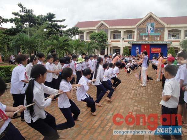 Học sinh tham gia trò chơi kéo co tại trường học