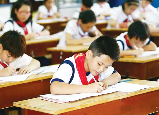 (Congannghean.vn)-Bộ GD&ĐT vừa chính thức khẳng định lại chủ trương “Tuyệt đối không tổ chức thi tuyển vào lớp 6”. “Lệnh cấm” này có hiệu lực từ năm 2015, đang khiến không chỉ nhiều trường lúng túng trước hình thức tuyển sinh mà cũng khiến nhiều phụ huynh có con học lớp 5 rơi vào trạng thái hoang mang.