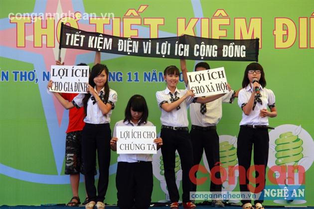 Học sinh tham gia tuyên truyền tiết kiệm điện trong trường học