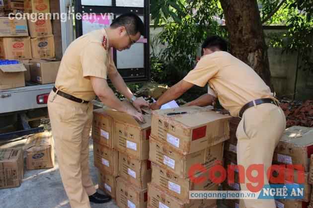 Lực lượng công an kiểm tra số hàng tạm giữ