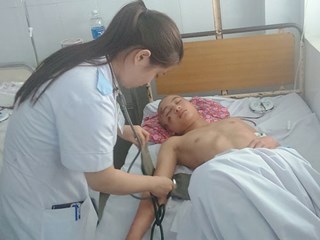 Cháu Đức đang được điều trị tại bệnh viện