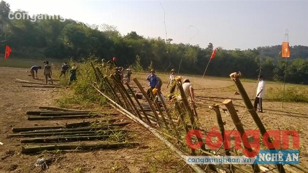 Người dân tham gia đóng cọc tre ngăn tàu khai thác cát 
