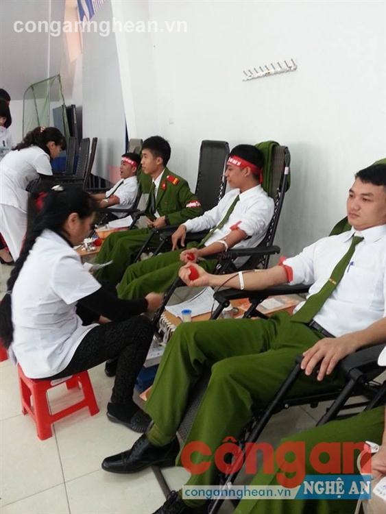 Đoàn viên thanh niên trong lực lượng Công an tỉnh tham gia hiến máu tình nguyện
