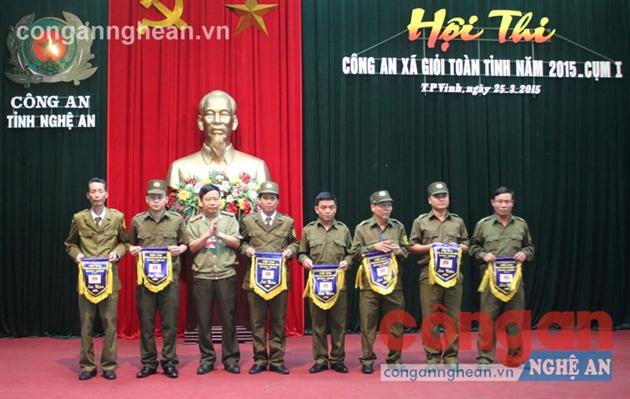 Lãnh đạo Phòng PV28 (Trưởng ban tổ chức hội thi cấp cụm) trao Cờ lưu niệm cho các đội thi