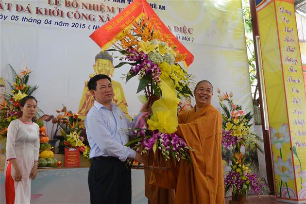 Đ/c Hồ Đức Phớc Bí thư Tỉnh ủy tặng hoa chúc mừng hòa thượng