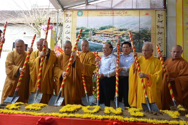 Các đại biểu thực hiện nghi lễ động thổ, đặt đá khởi công