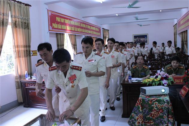 Các cán bộ bỏ phiếu bầu ban chấp hành khóa mới
