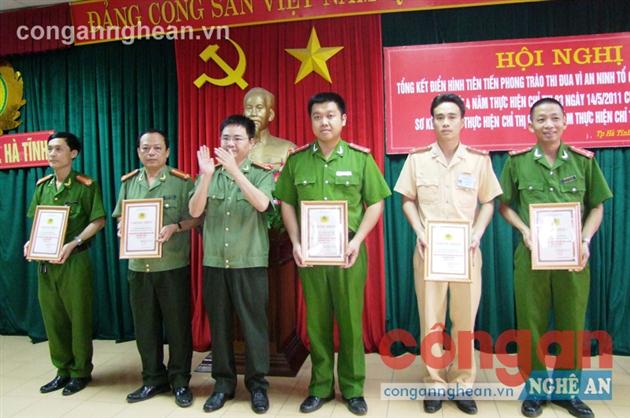 Tuyên dương các cá nhân điển hình tiên tiến  trong phong trào thi đua “Vì an ninh Tổ quốc”
