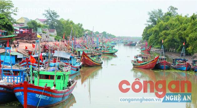 Cảng cá Lạch Vạn, nơi có 14 cơ sở kinh doanh xăng dầu “chui” hoạt động
