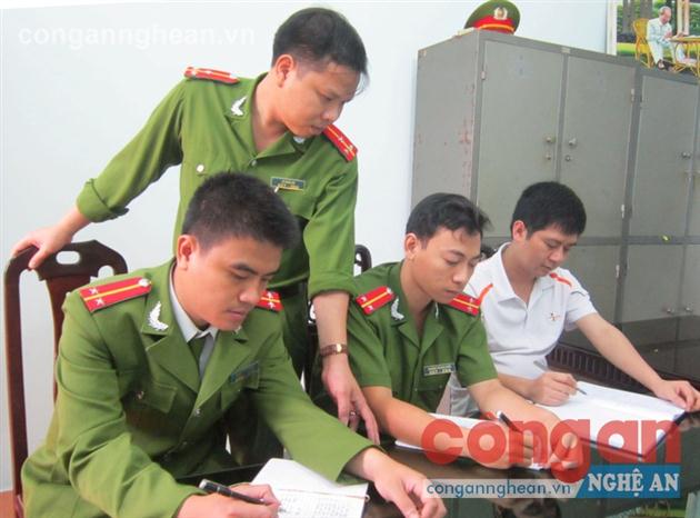 Đội Cảnh sát ĐTTP về TTXH Công an TX Thái Hòa bàn phương án truy bắt đối tượng trộm cắp tài sản